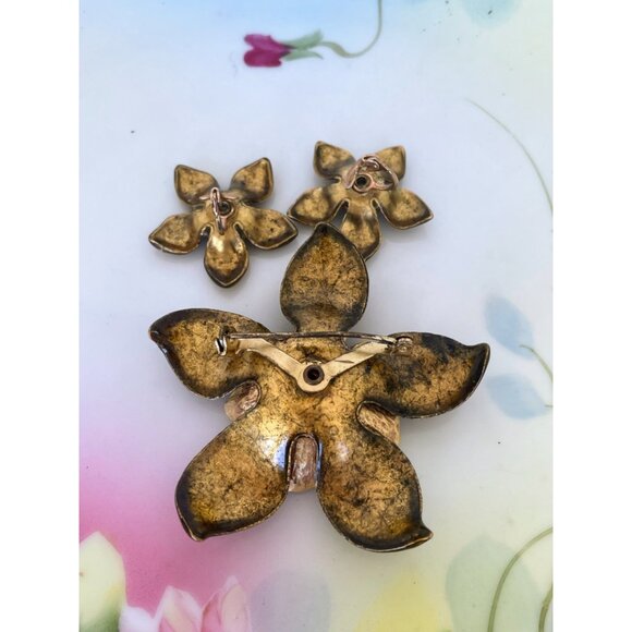 Vintage 1960s Goldtone & Enamel Floral Brooch & Earring Set - Picture 3 of 10